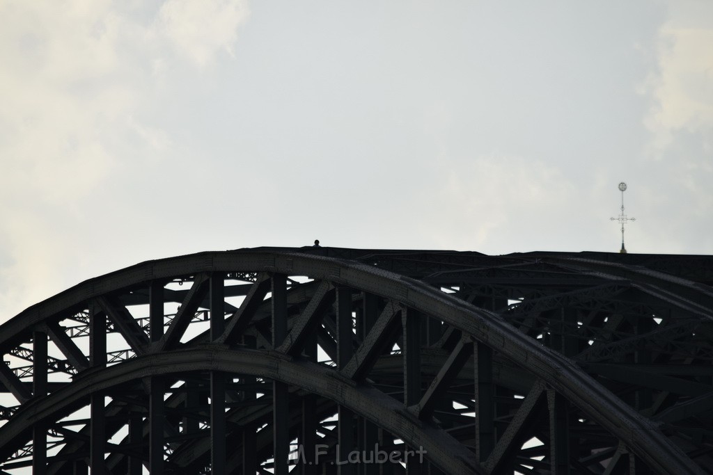 PSpringt kein Suizid Brueckenspringer Koeln Hohenzollernbruecke P123.JPG - Miklos Laubert